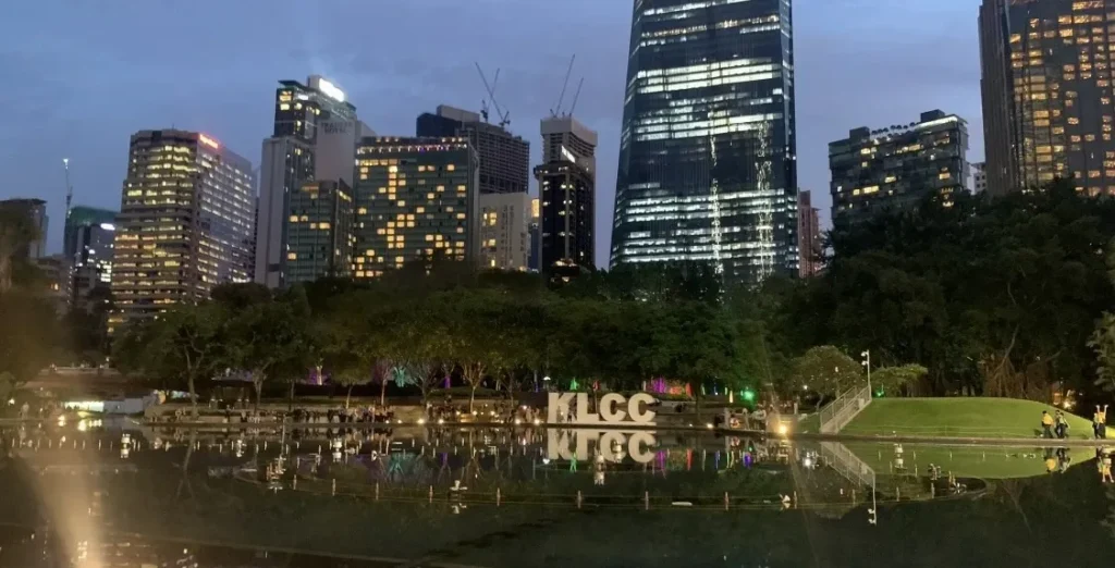 ペトロナスツインタワーの前にあるKLCC公園