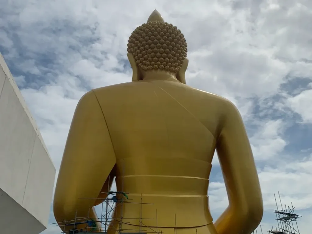 ワットパークナムの金の仏像