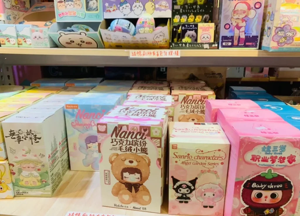 ホビーショップに売っている　POPMARTのグッズ