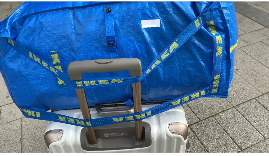 飛行機の預け荷物 IKEAのチャック付きバック
