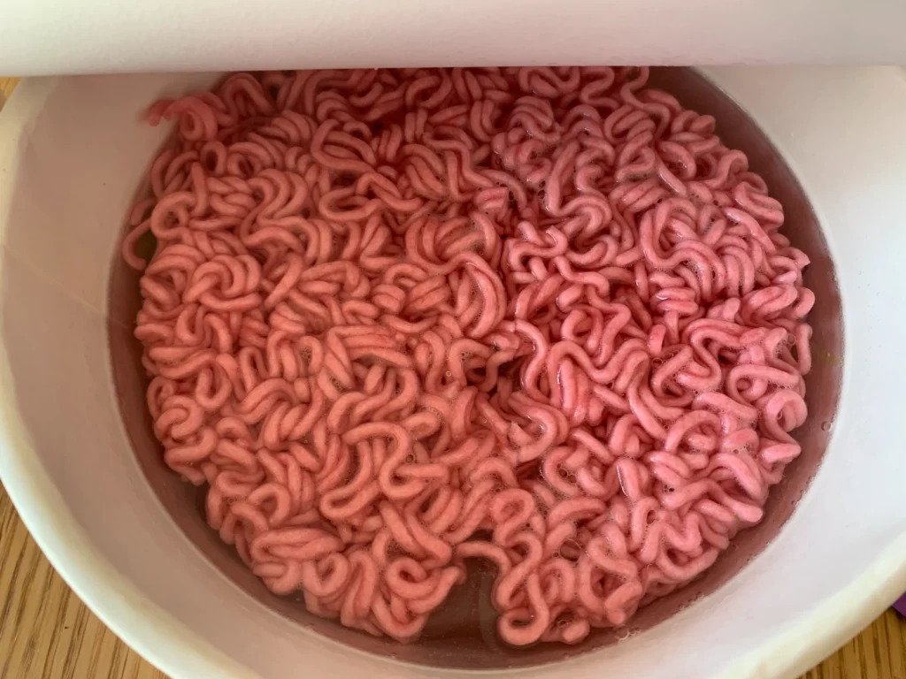 マイメロ　ピンクの焼きそばの中身 oお湯を入れた感じ