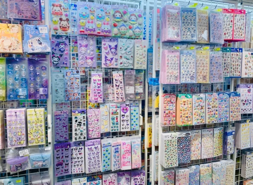 台湾のお店に並ぶ　BON BON DROPシールやぷっくりシール